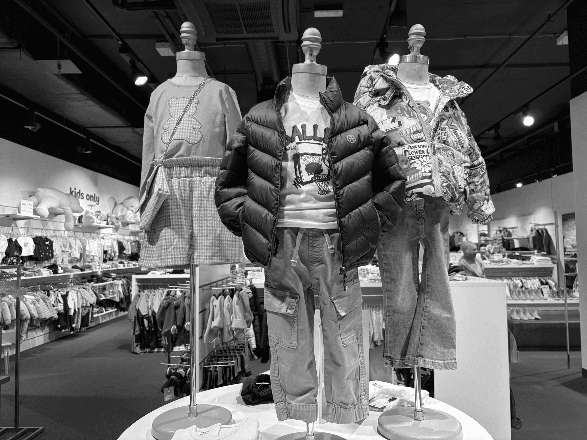 kids only Salzburg - Geschäftsinnenraum mit Kinderbekleidung