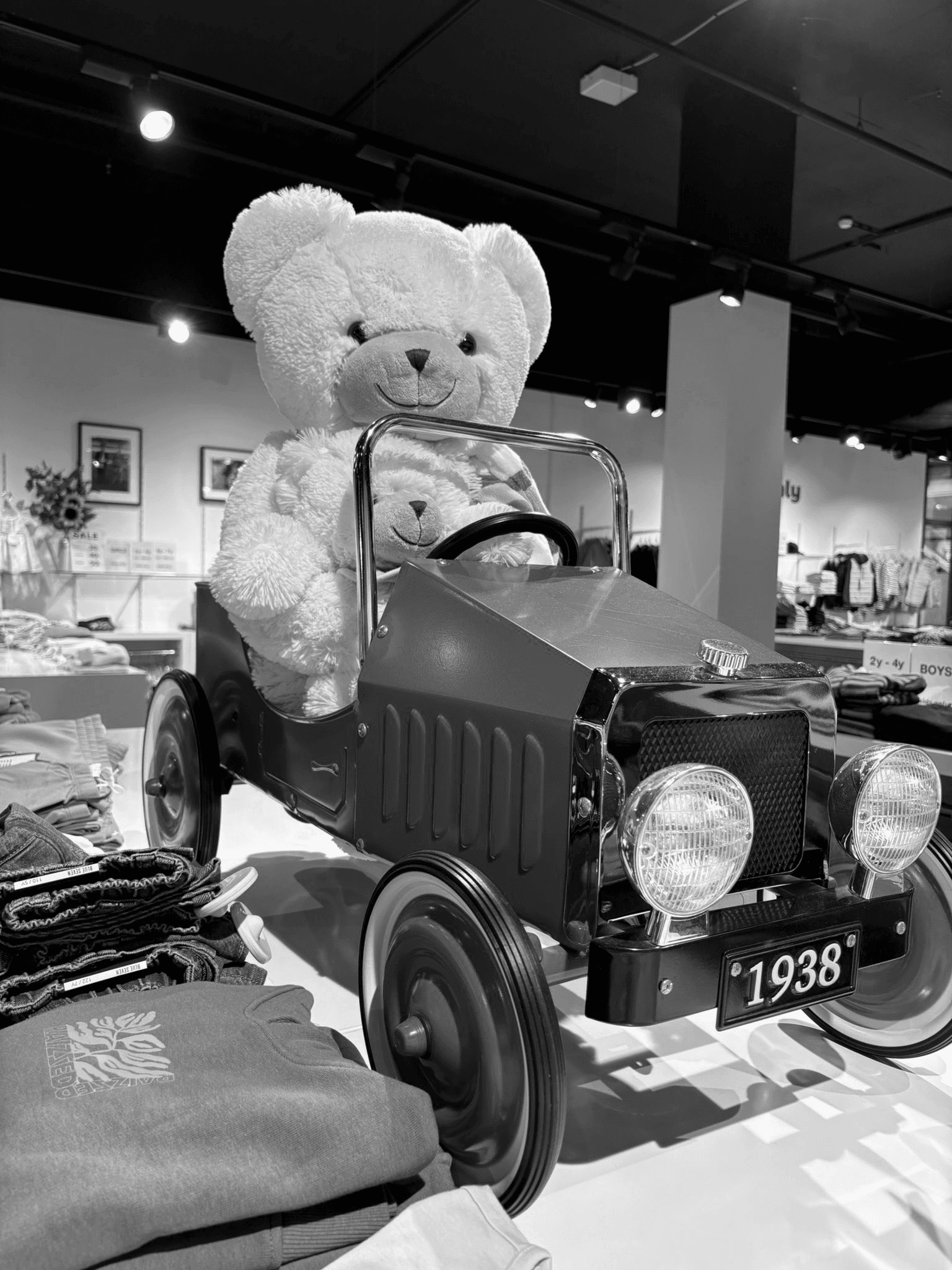 kids only Salzburg - Kleidungsausstellung und Dekorationen